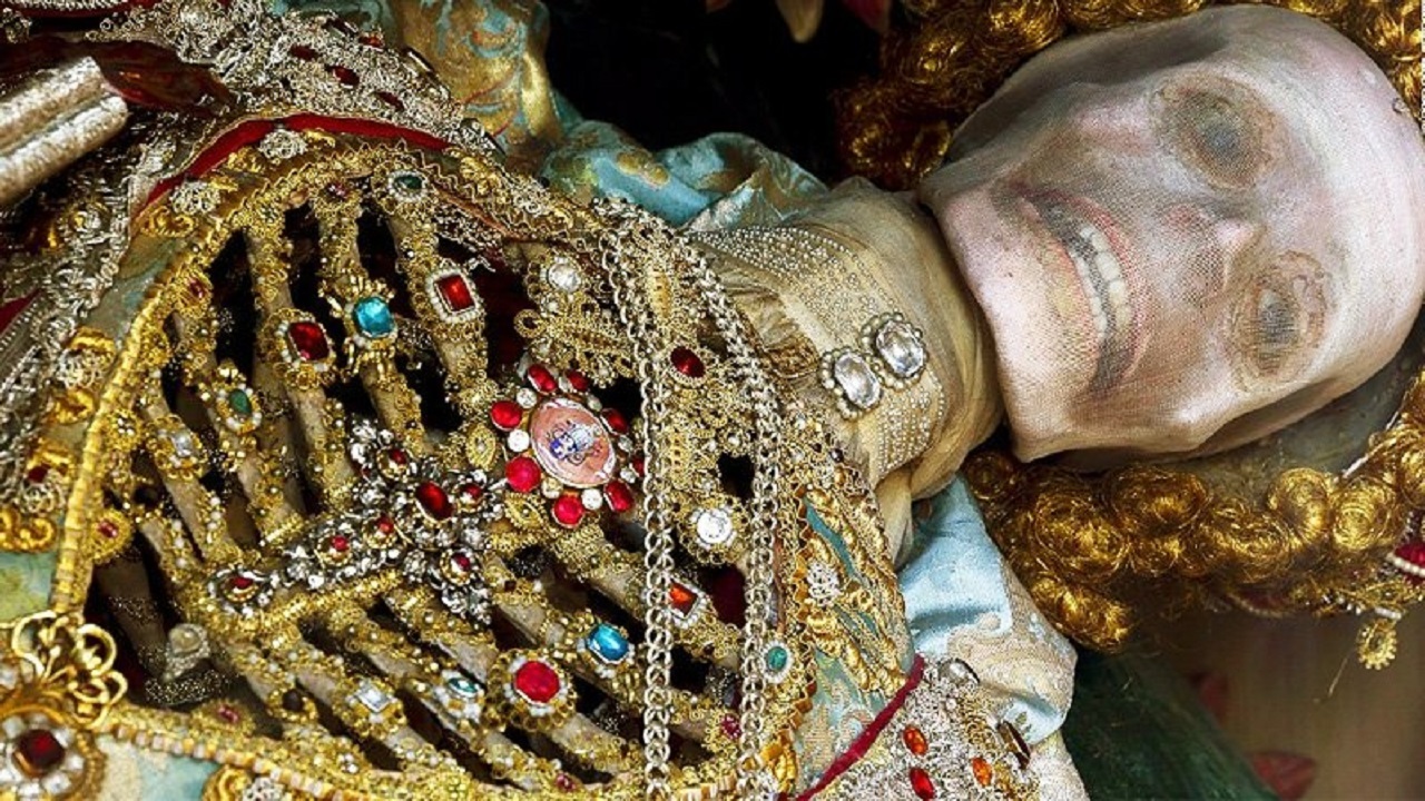 تصاویری حیرت انگیز از اسکلت هایی غرق در جواهر؛ آنها چه کسانی بودند؟