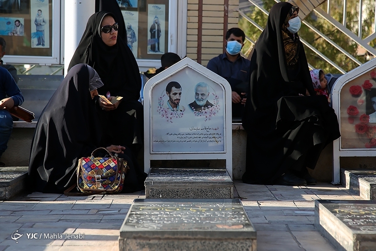 مسافران نوروزی در باغ شاهزاده کرمان