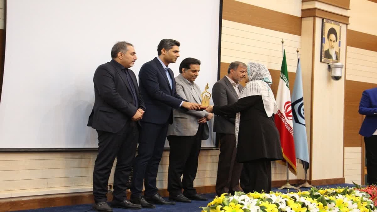 تجلیل از کارآفرینان و کارفرمایان برتر تامین اجتماعی هرمزگان