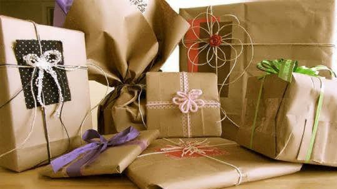 خیرین خاتم لباس به نیازمندان هدیه دادند