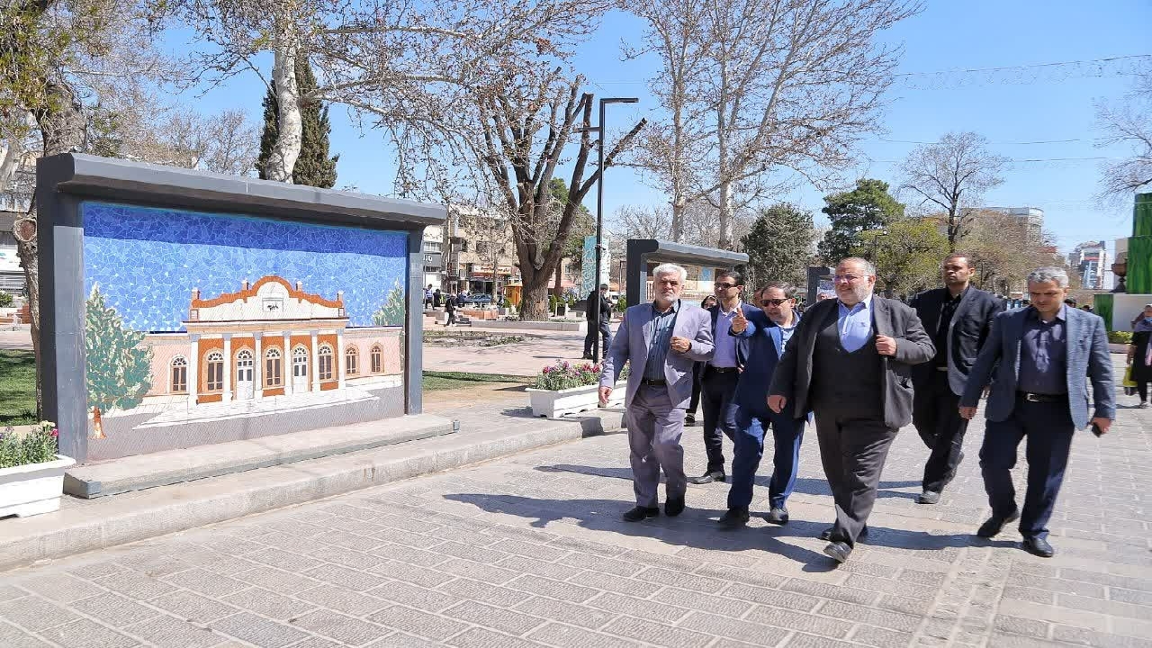 بازدید استاندار قزوین از پیاده راه میدان آزادی
