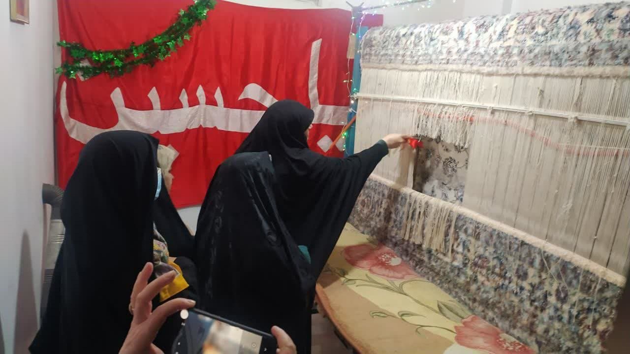 اهداء فرش دستباف بانوان خراسان شمالی به ستاد بازسازی عتبات و عالیات