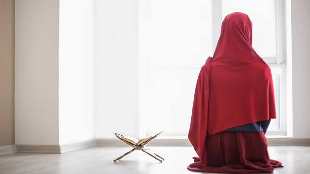 نماز خواندن یک زن هنگام وقوع زلزله در ترکیه + فیلم