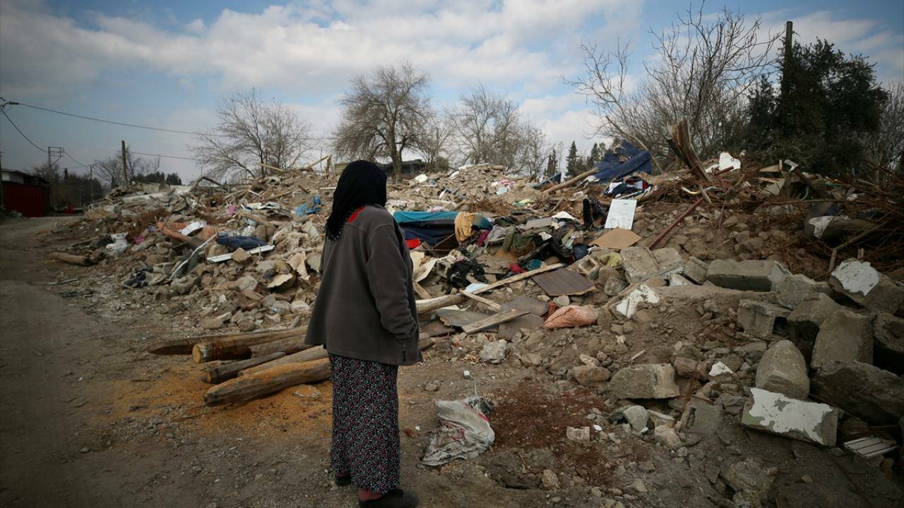 مادری که خرابه‌های خانه‌اش را رها نمی‌کند + تصاویر