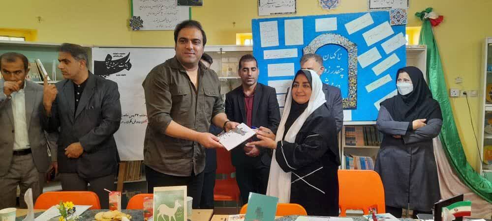 رونمایی از کتاب کاریکلماتور در گتوند