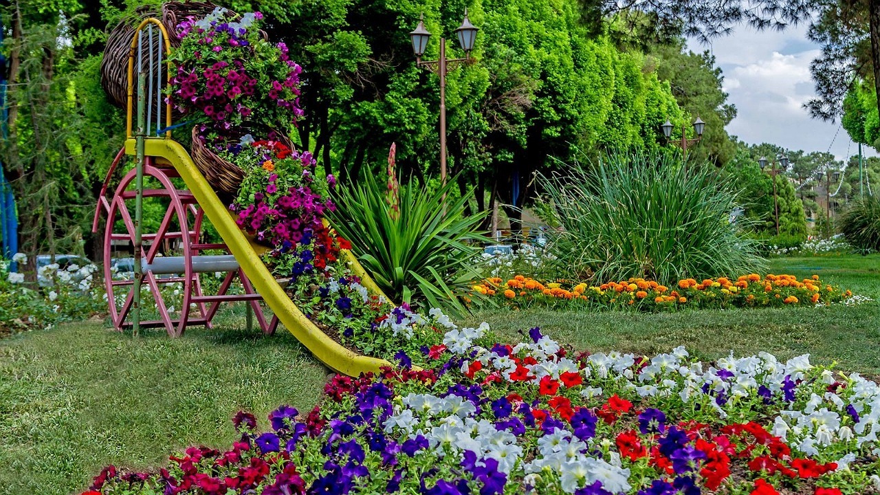 گل‌آرایی بهاری اصفهان با بنفشه و اطلسی آبی
