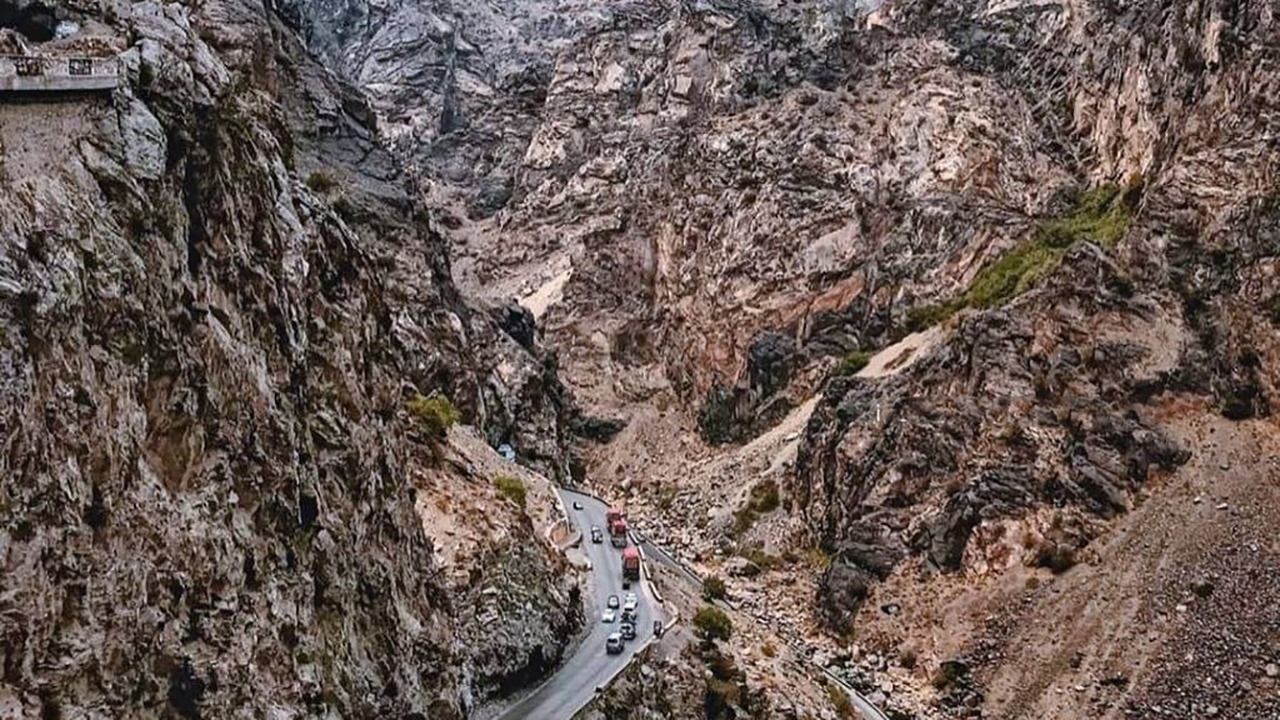جاده‌ای صعب العبور اما زیبا در دل افغانستان + فیلم