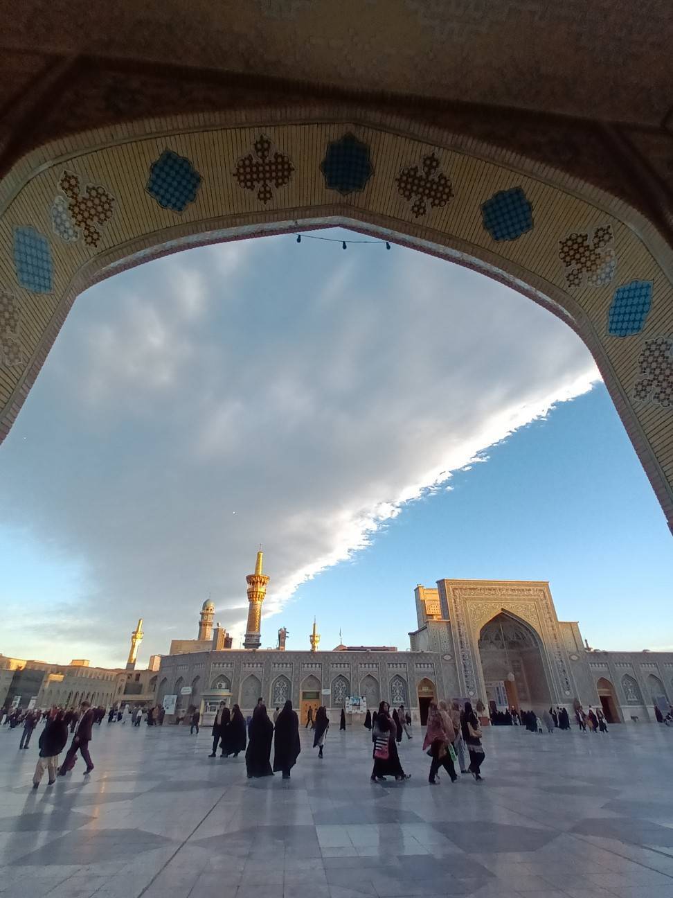 نمایی از یک روز ابری بر فراز حرم امام رضا (ع) + تصاویر