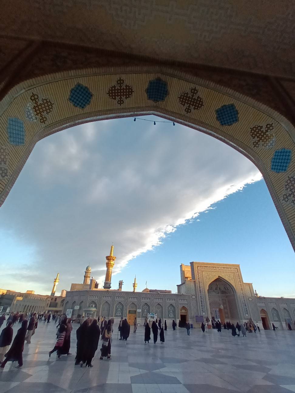 نمایی از یک روز ابری بر فراز حرم امام رضا (ع) + تصاویر