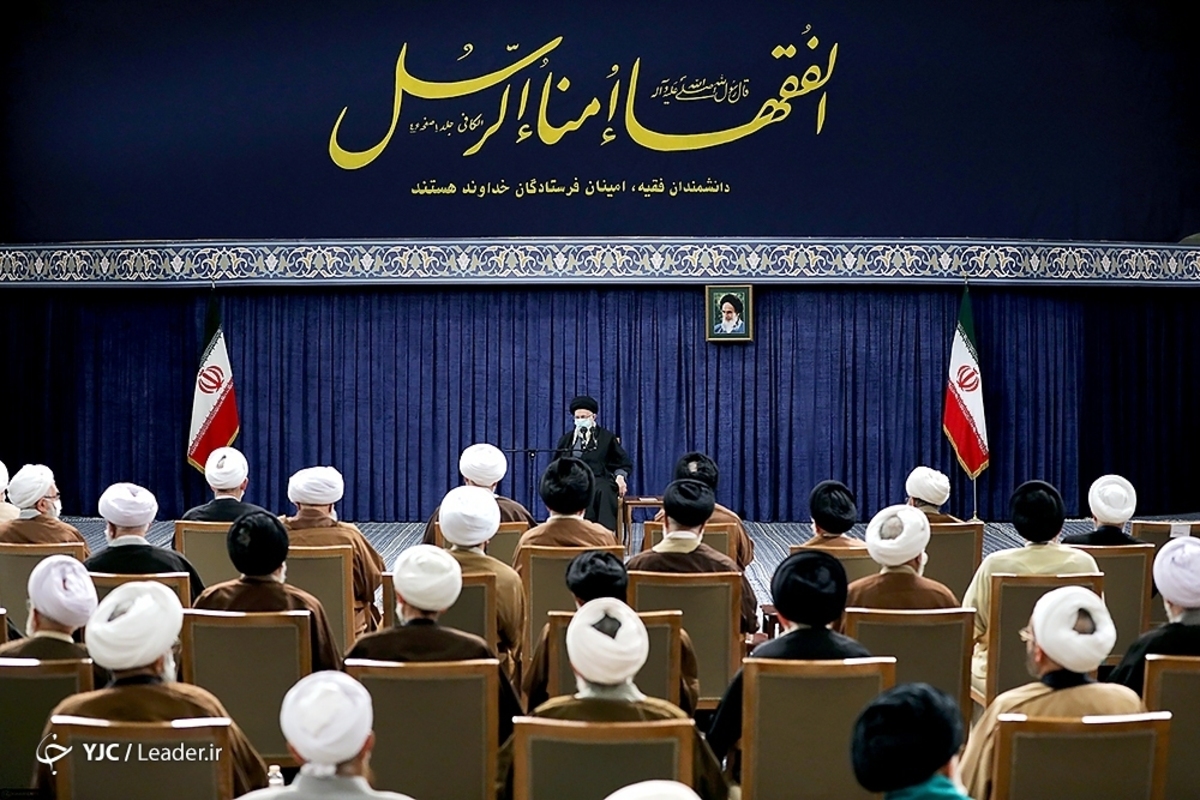 اقامه نماز رهبر انقلاب بر پیکر همسر شهید آیت‌الله مطهری