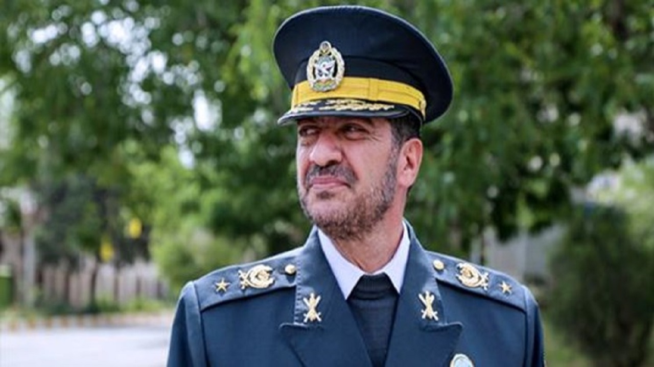 پاسداران غیرتی حسینی را به دوش می‌کشند