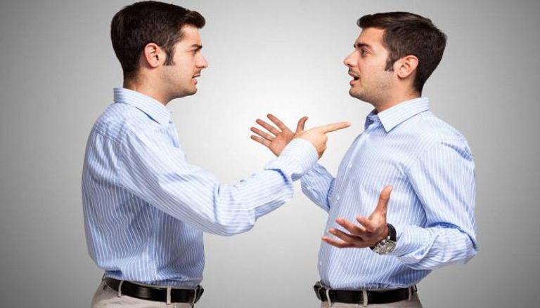 افرادی که با خود صحبت می‌کنند چه زمانی به پزشک مراجعه کنند؟