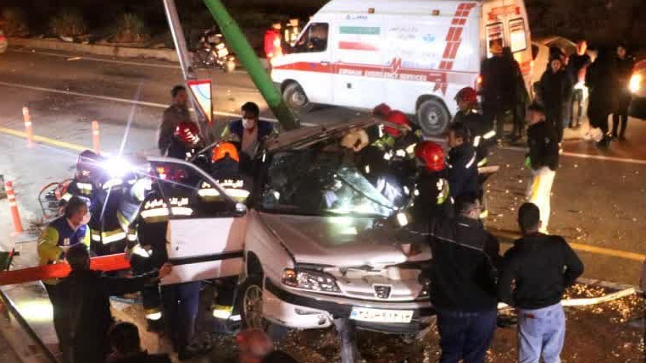 برخورد مرگبار خودرو با تیر چراغ برق در اصفهان