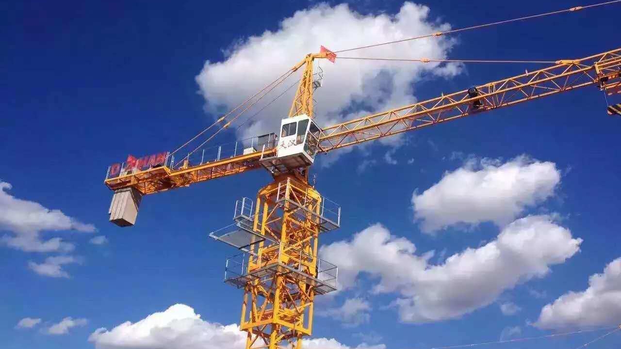 نجات یک کارگر از روی جرثقیل + فیلم