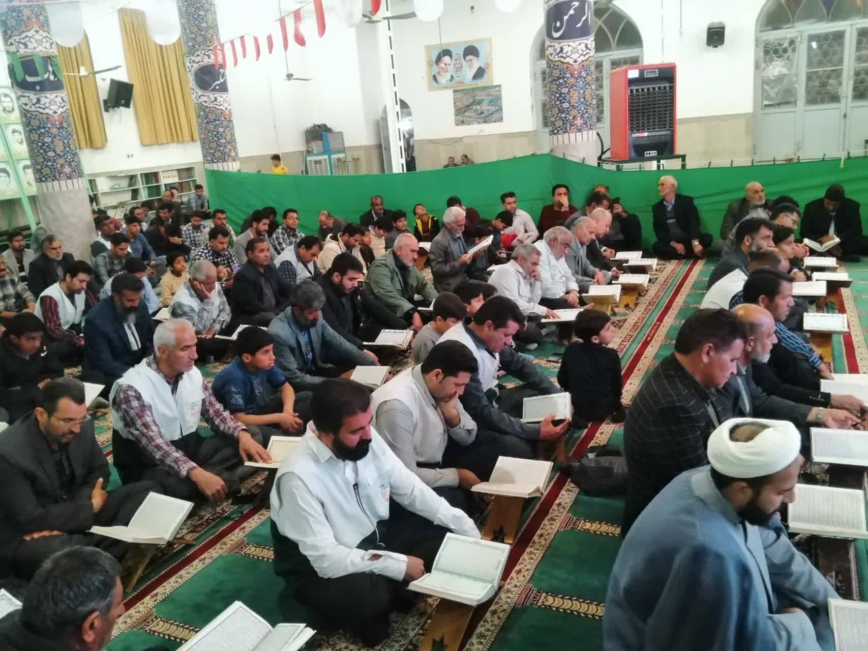 محفل انس با قرآن کریم در شب میلاد امام حسین (ع) + تصاویر