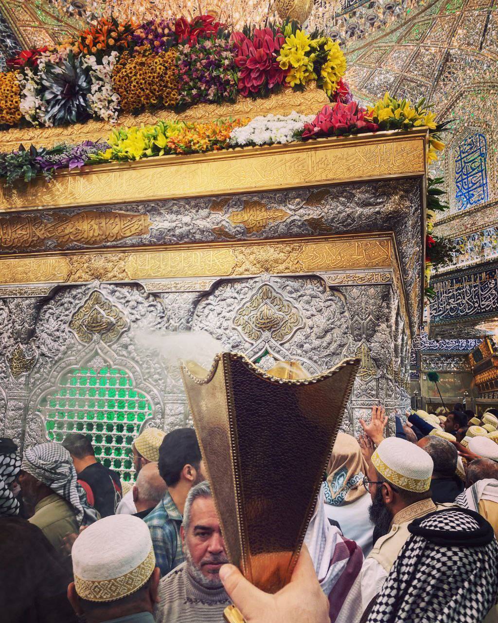 زائران در حرم امام حسین