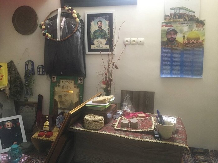 لباس دامادی شهید در اتاقش