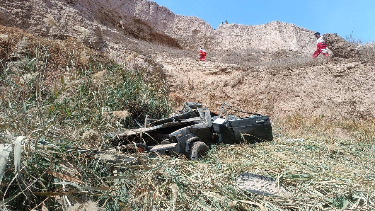 سرنشینان خودرو به دره کشیت سقوط کردند