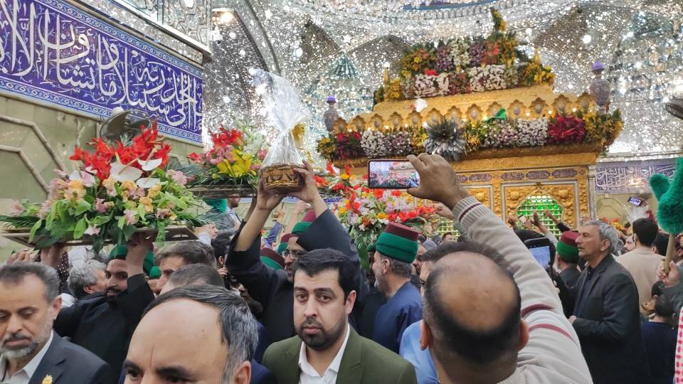 گلباران کردن حرم حضرت عباس