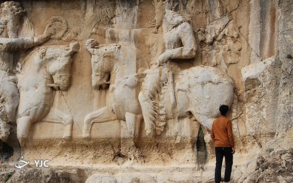 مسافران از سنگ نگاره های تنگ چوگان بالا می روند مسافران از سنگ نگاره های تنگ چوگان بالا می روند