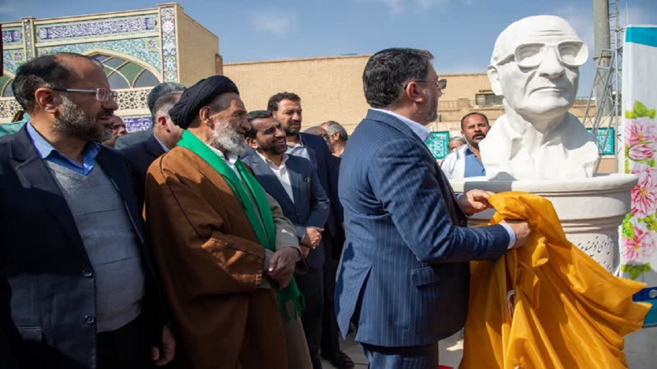یادمان آذر یزدی در زادگاهش به بهره برداری رسید+ تصاویر