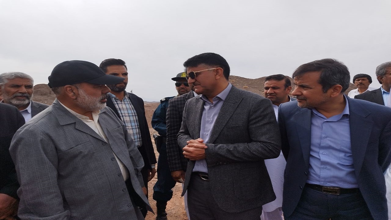 بازدید استاندار از یک پروژه احداث راه ارتباطی مناطق شرقی سیستان و بلوچستان