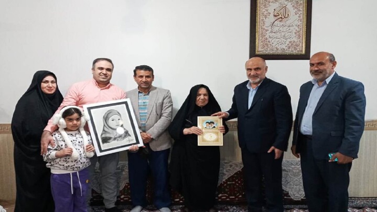 رفع مشکلات خانواده شهدا ضروری است