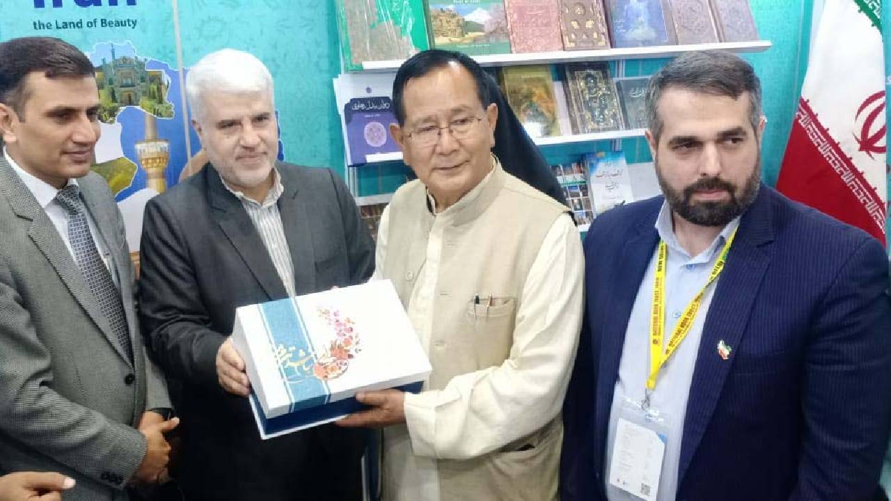 وزیر علوم و پرورش هند از غرفه ایران در نمایشگاه کتاب دهلی نو بازدید کرد