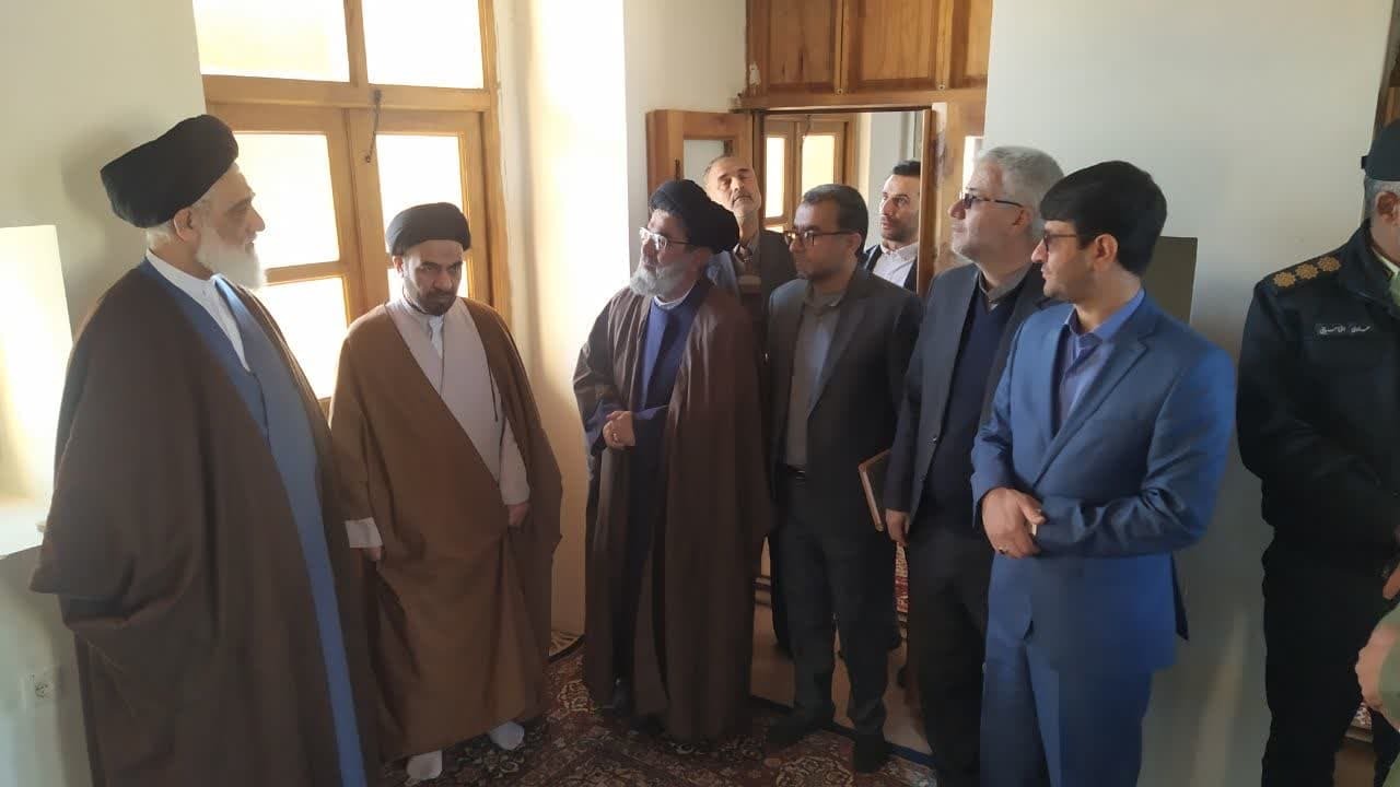 حضور رییس دیوان عالی کشور در بیت تاریخی امام خمینی (ره) / دستگاه‌ها به صورت جدی برای رفاه، سلامت و کرامت مردم برنامه‎ریزی کنند