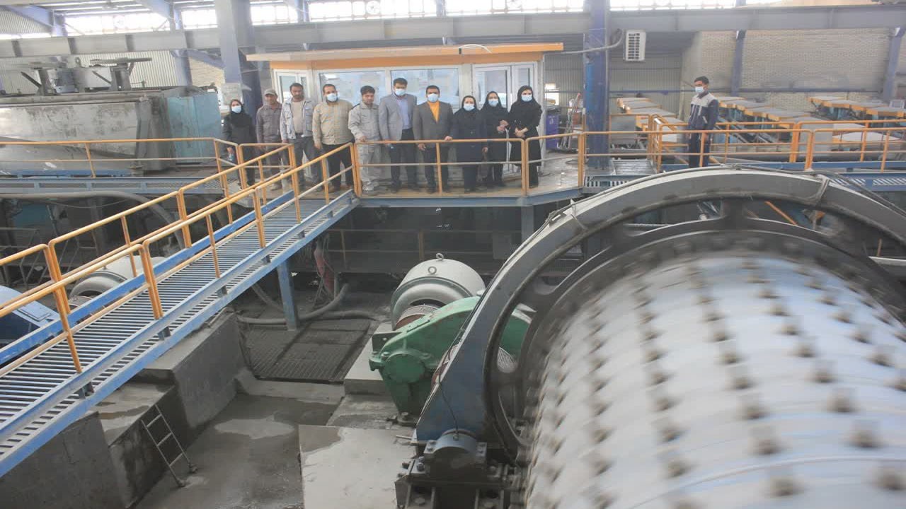 بازدید اقشار مختلف جامعه از کارخانه ها، معادن و صنایع معدنی فراهم شد