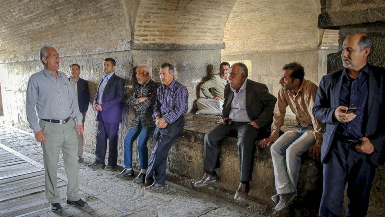 صدای موسیقی سنتی از زیرپل خواجو همچنان شنیده می‌شود