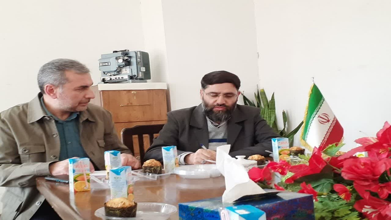 توزیع بسته‌های فرهنگی بین زلزله زدگان خوی