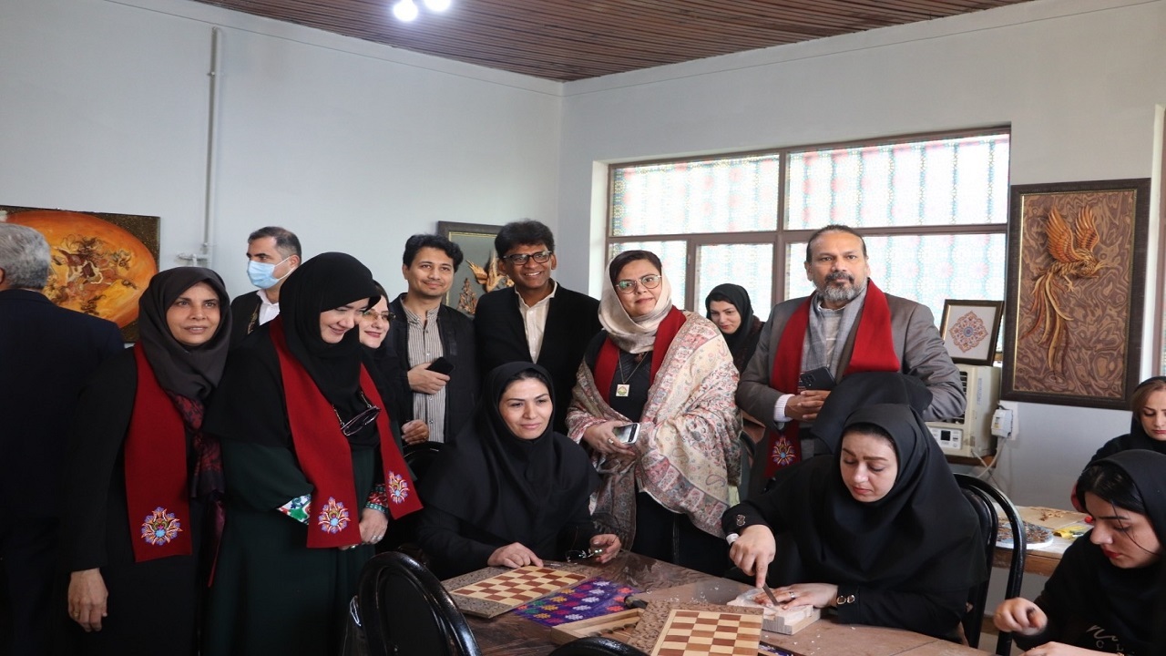زنان، پیشرو در تولید محصولات صنایع دستی