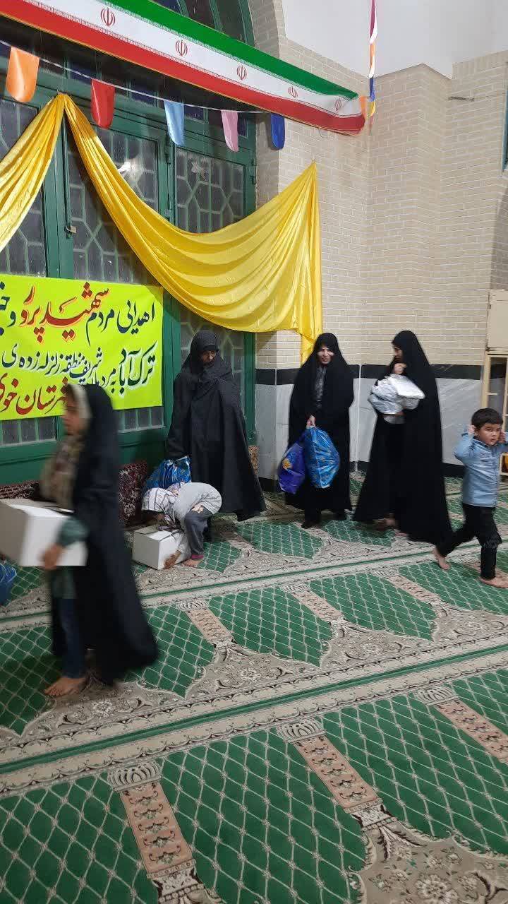 کمک رسانی اهالی روستای ترک آباد به زلزله زدگان خوی در قاب تصاویر