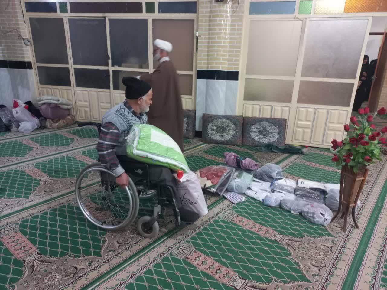 کمک رسانی اهالی روستای ترک آباد به زلزله زدگان خوی در قاب تصاویر