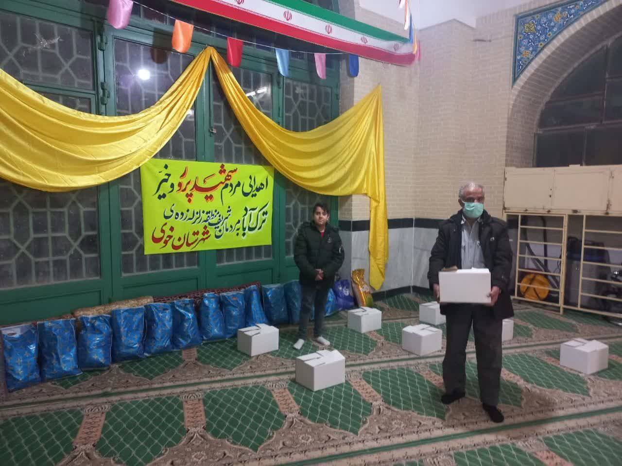 کمک رسانی اهالی روستای ترک آباد به زلزله زدگان خوی در قاب تصاویر
