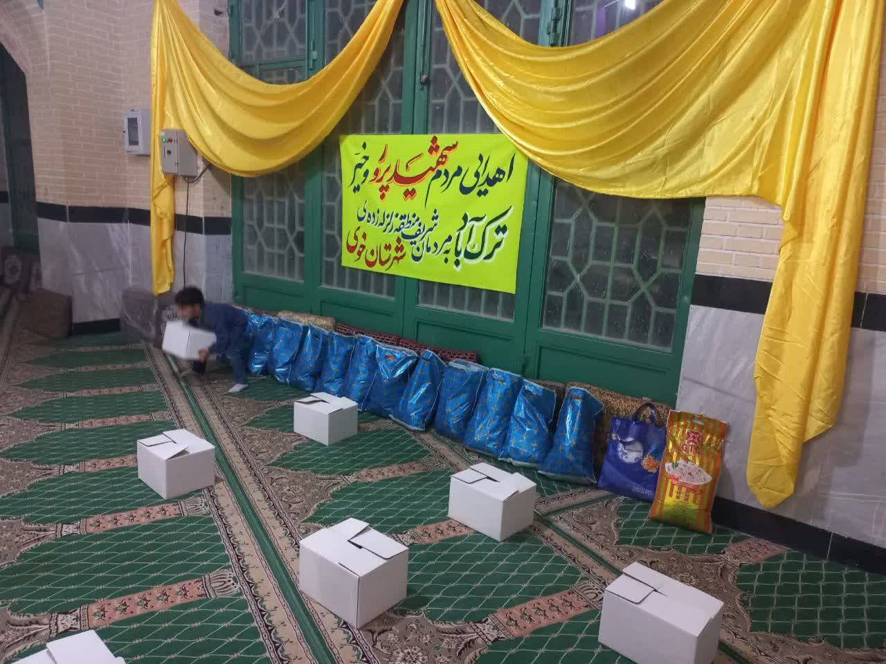 کمک رسانی اهالی روستای ترک آباد به زلزله زدگان خوی در قاب تصاویر