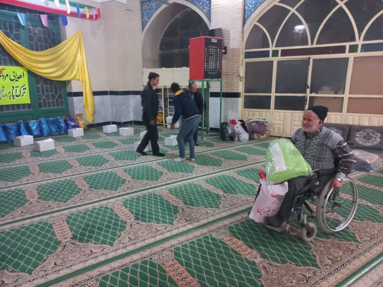 کمک رسانی اهالی روستای ترک آباد به زلزله زدگان خوی در قاب تصاویر