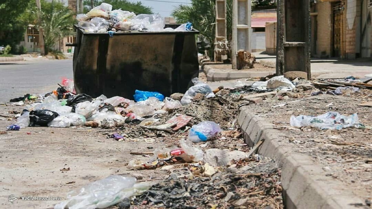 جولان زباله در خیابان‌های آبادان