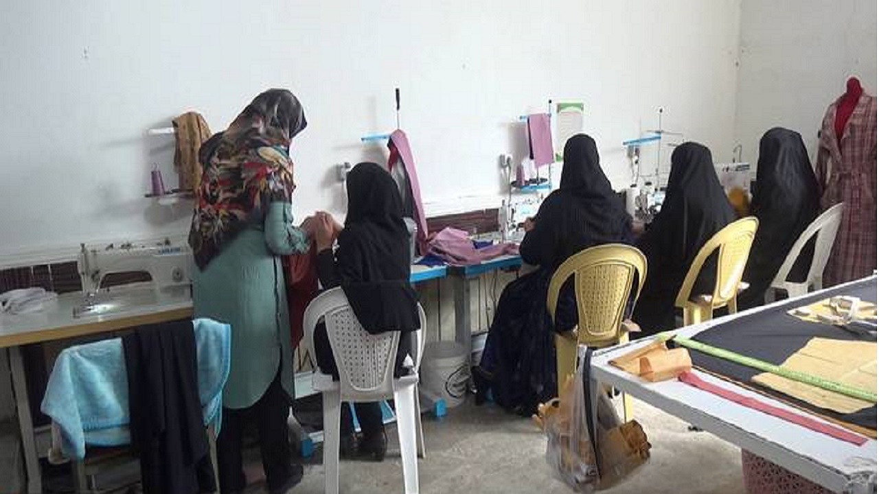 به همت بانوان کار آفرین کارگاه تولیدی پوشاک در بهمئی راه اندازی شد