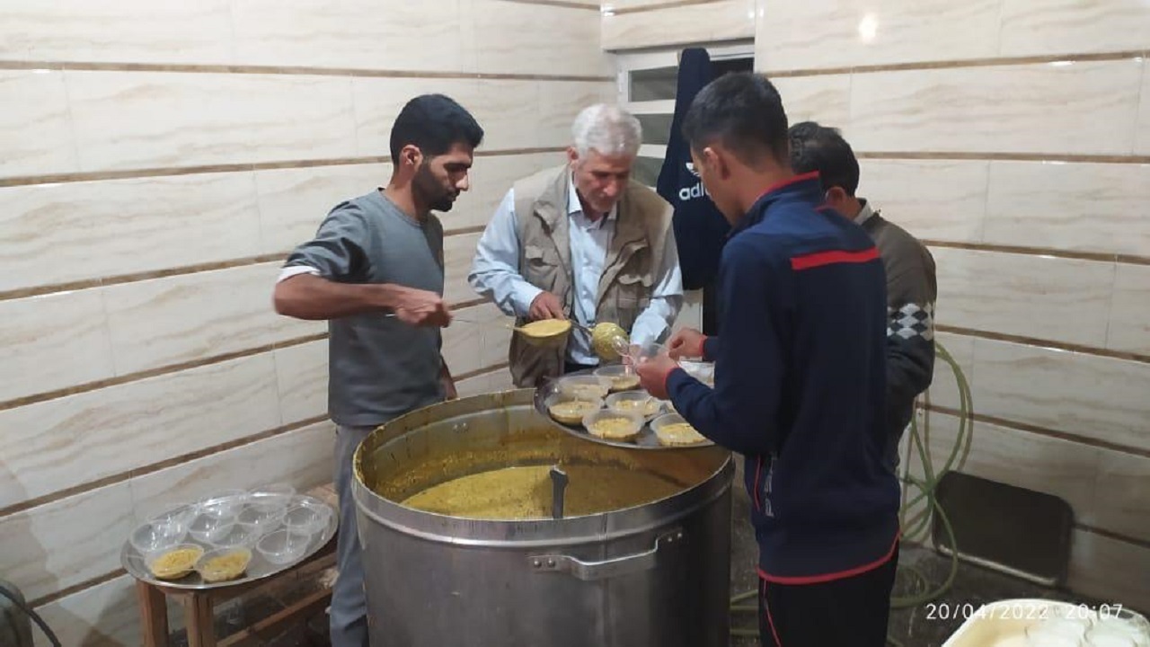 در شب ۱۹رمضان بزرگترین غذای نذری شهرستان نهاوند توزیع شد