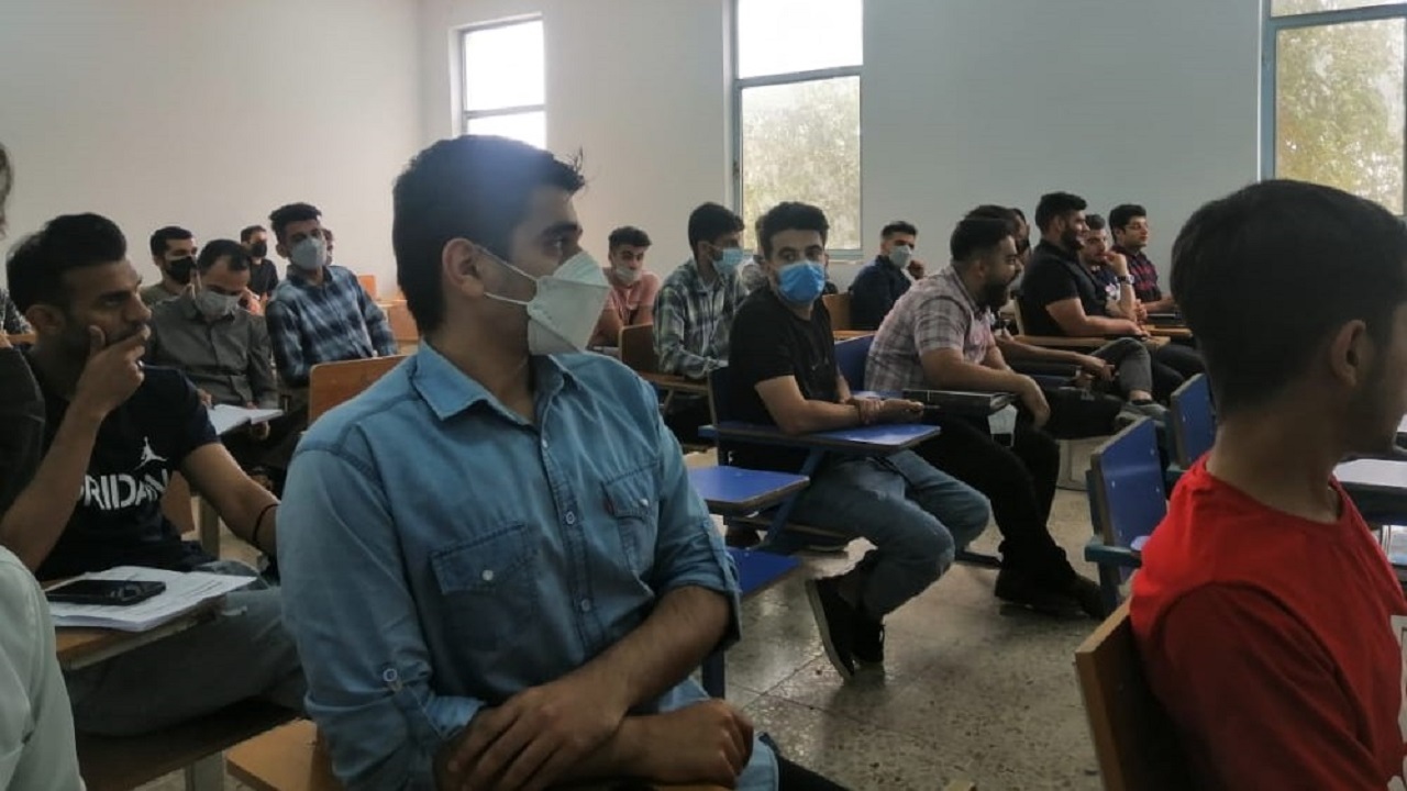 دانشجویان کلافه از گرمای کلاس‌های درس دانشگاه آزاد دزفول