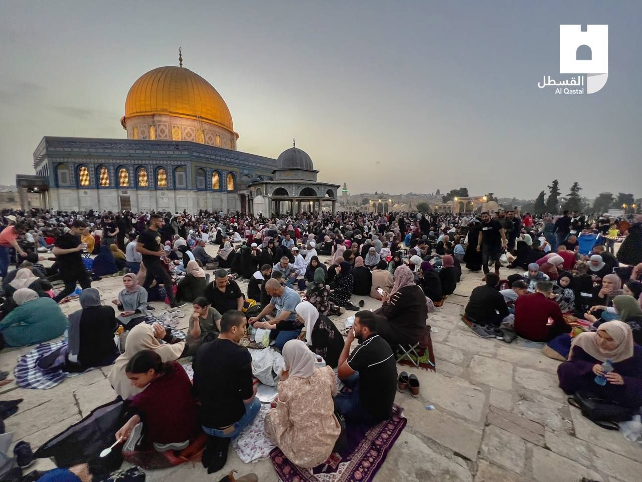 افطار فلسطینیان روزه&zwnj;دار در صحن مسجدالاقصی ساعاتی پس از اقامه نماز جمعه در روز جهانی قدس 02