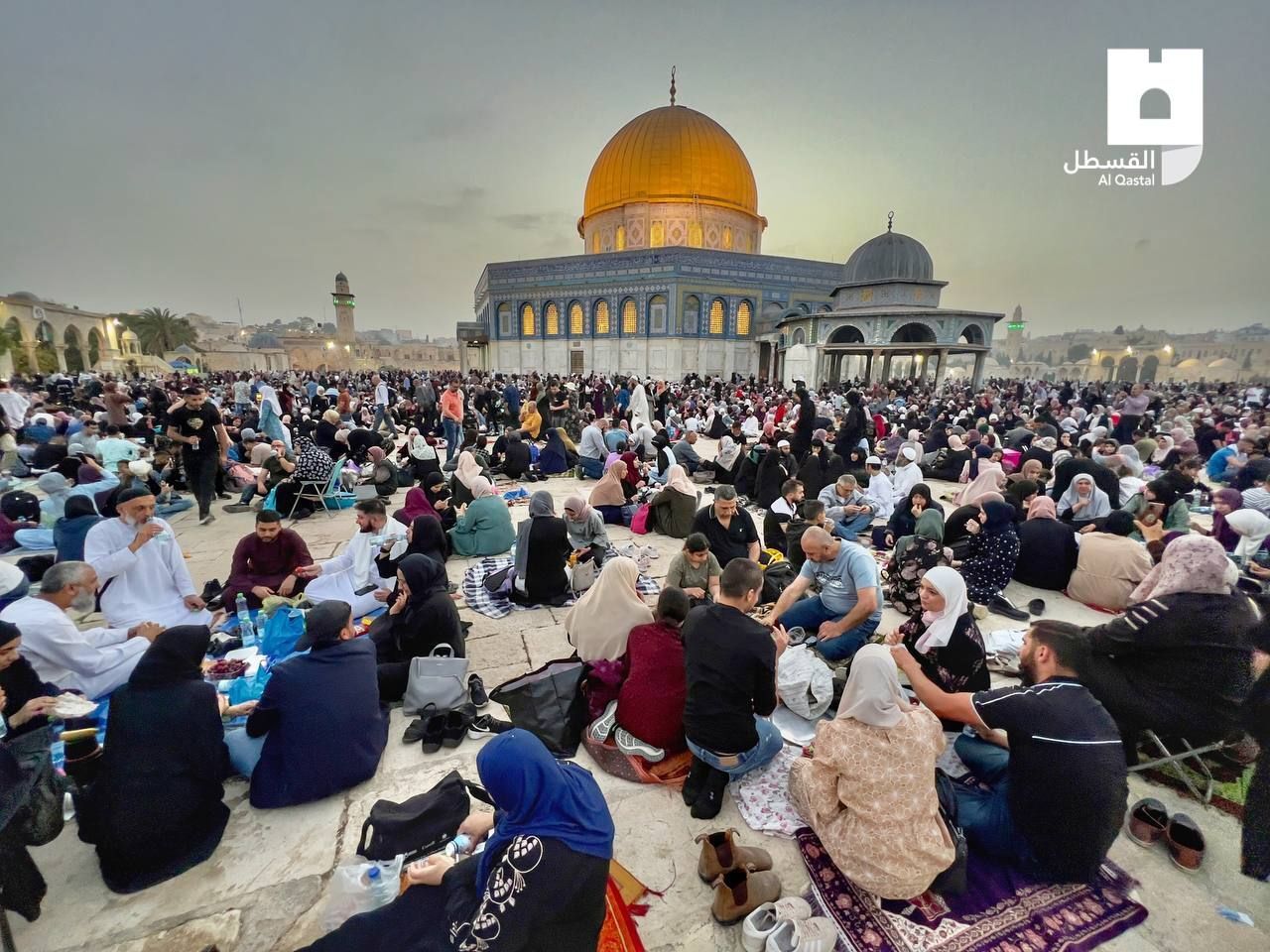 افطار فلسطینیان روزه&zwnj;دار در صحن مسجدالاقصی ساعاتی پس از اقامه نماز جمعه در روز جهانی قدس 01