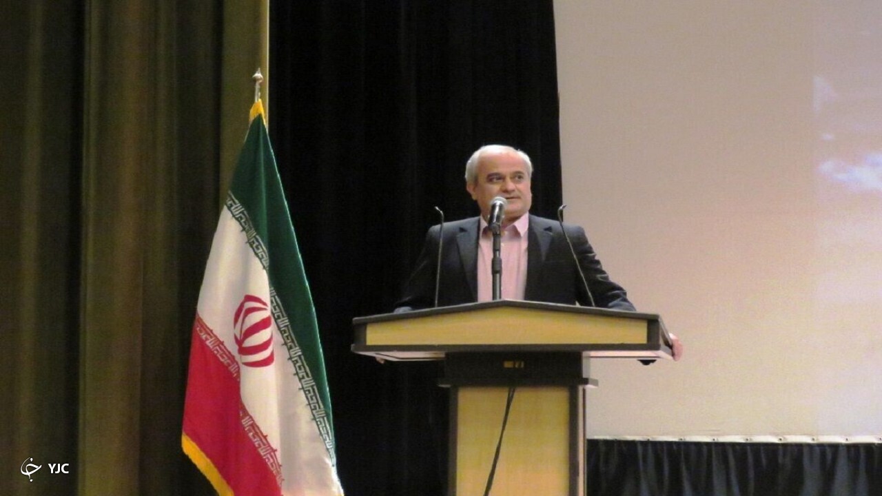 کارگران قشر زحمت کش جامعه هستند