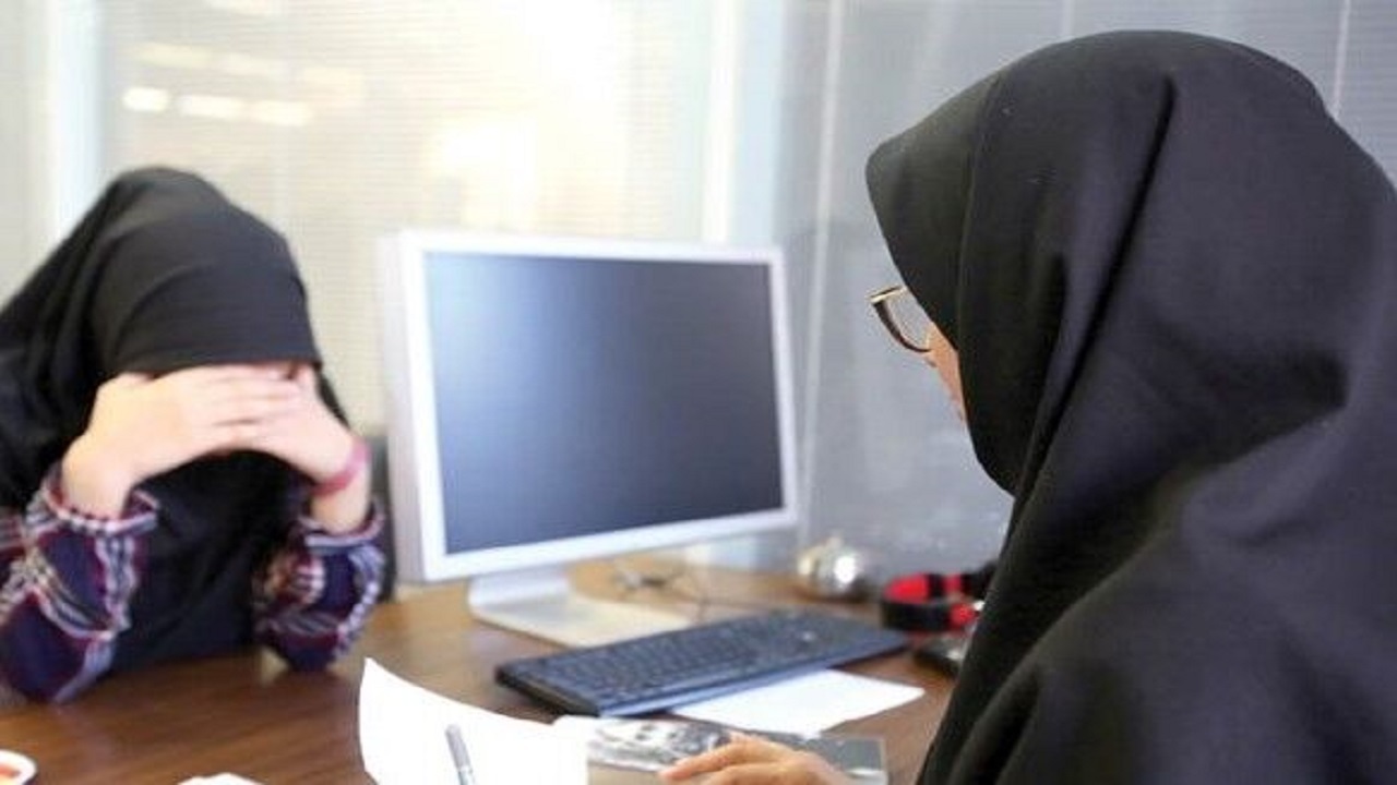 لطفا پایتان را بیشتر به کلانتری باز کنید!