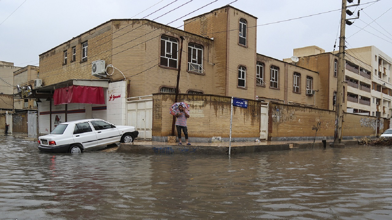 بارش باران شهروندان قزوین را غافلگیر کرد + فیلم