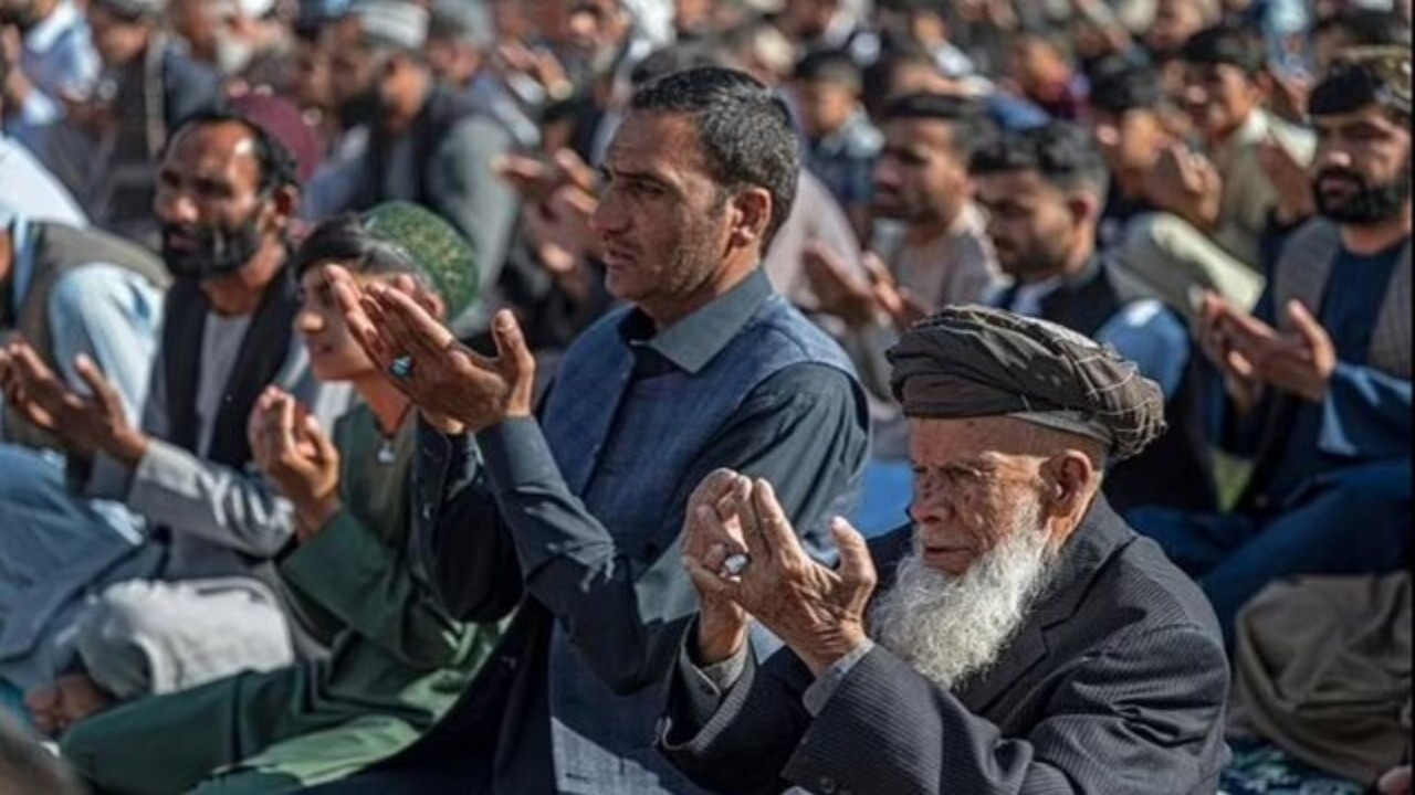 رئیس حکومت طالبان در نماز عید سعید فطر حاضر شد