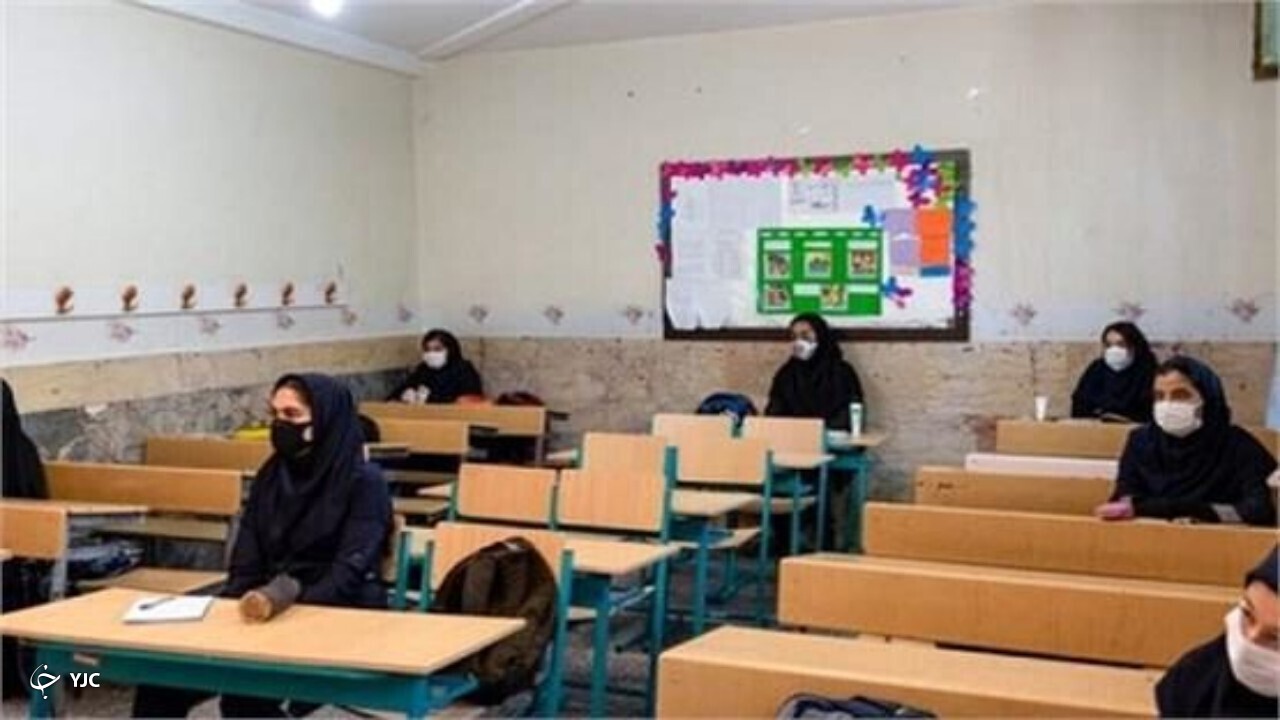 مدارس و ادارات در مهاباد تعطیل نیست