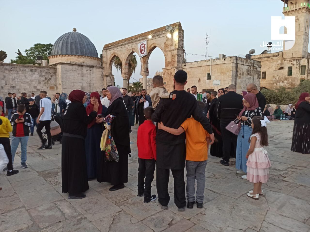 حضور مردم برای اقامه نماز عید فطر در مسجدالاقصی فطر